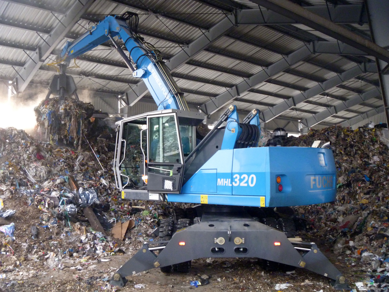 MHL 320 do przeładunku odpadów w firmie MO-BRUK